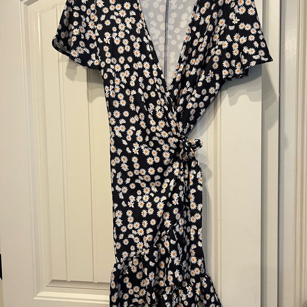 Floral Wrap Dress - Black and White Daisy print